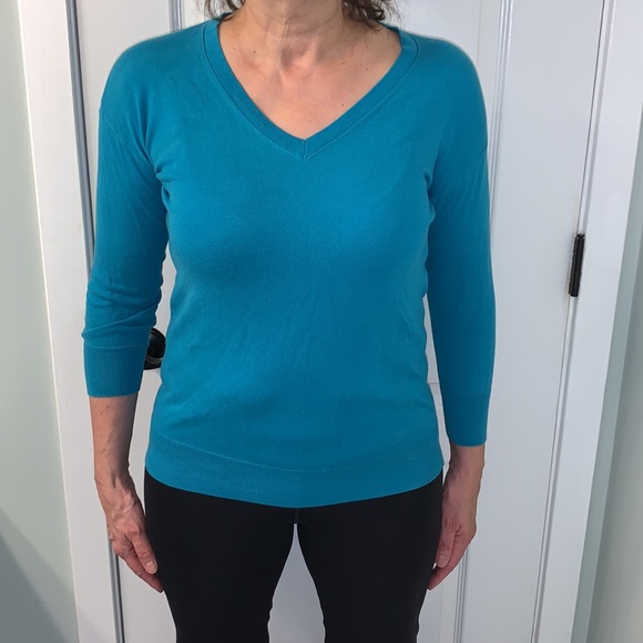 BANANA REPUBLIC V-NECK - Picture 2 of 11